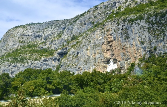 Вид на монастырь Острог снизу