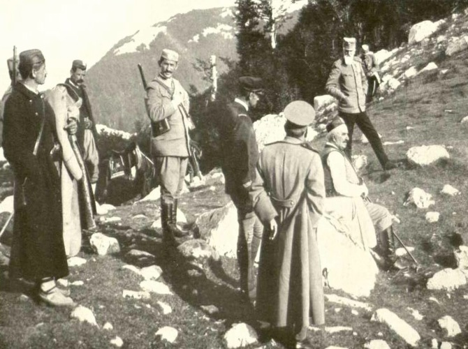 Король Никола с начальником штаба Божидаром Янковичем осматривает позиции на Ловчене