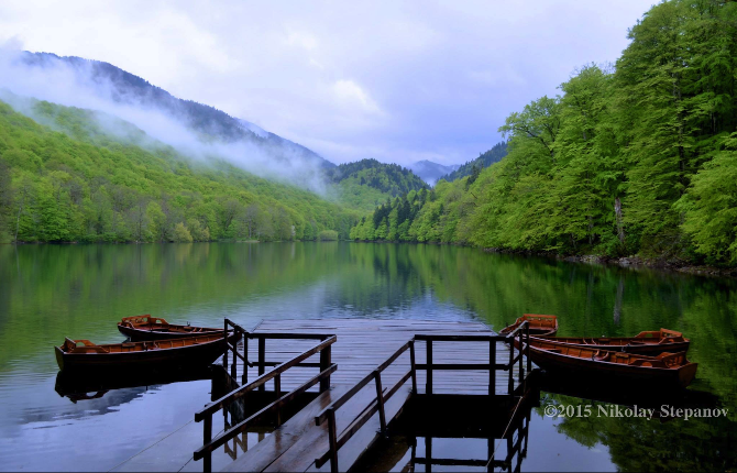 На Биоградском озере можно прокатится на лодочке
