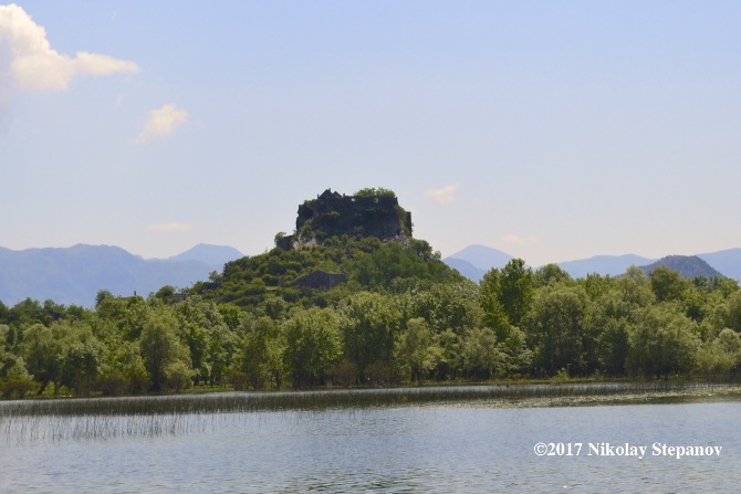 Древняя крепость Жабляк Церноевича видна издалека