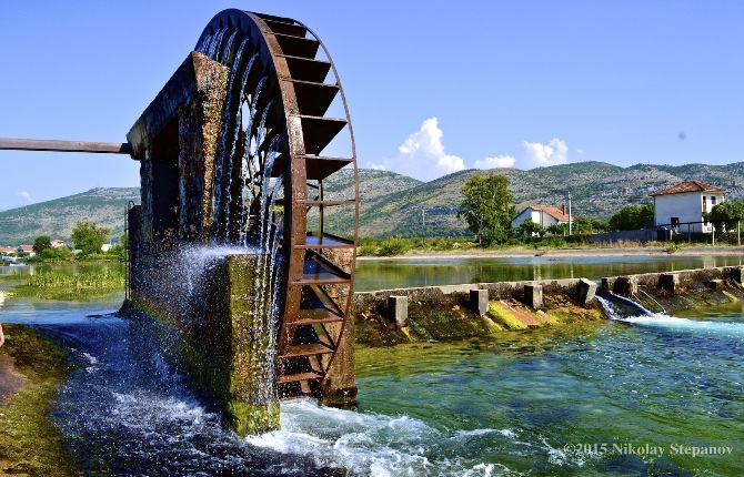 Грациозные водяные колеса на реки Требешице