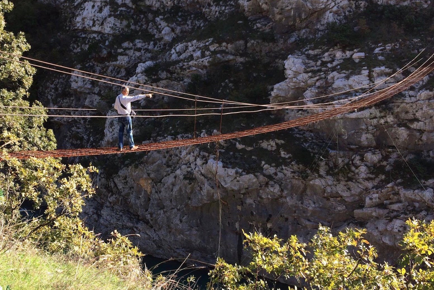Мост в родниках. Подвесной мост в Черногории. Дамба в Черногории. Поход на мост. Мост между ущелье Черногория.