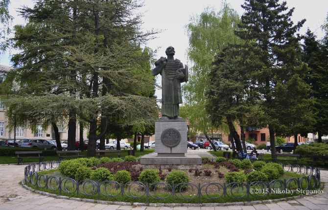 Памятник основателю Цетине