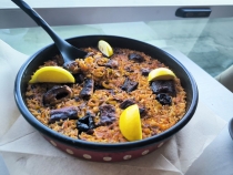 Рис с угрем и черносливом - черногорская паэлья